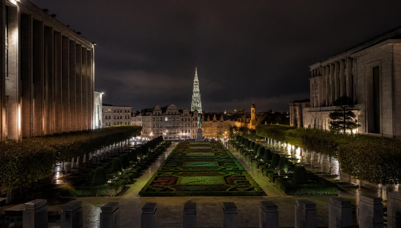 Le Mont des Arts de nuit, plusieurs façades laissées dans l'obscurité